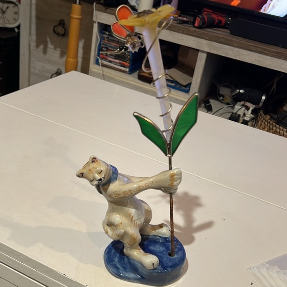 Louisville stoneware cat holding flower - Picture 8 of 10